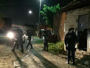 Policiais militares em abordagem após assalto de motorista de aplicativo que ficou refém em Fortaleza
