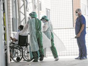 Paciente sendo entrando em hospital de Fortaleza