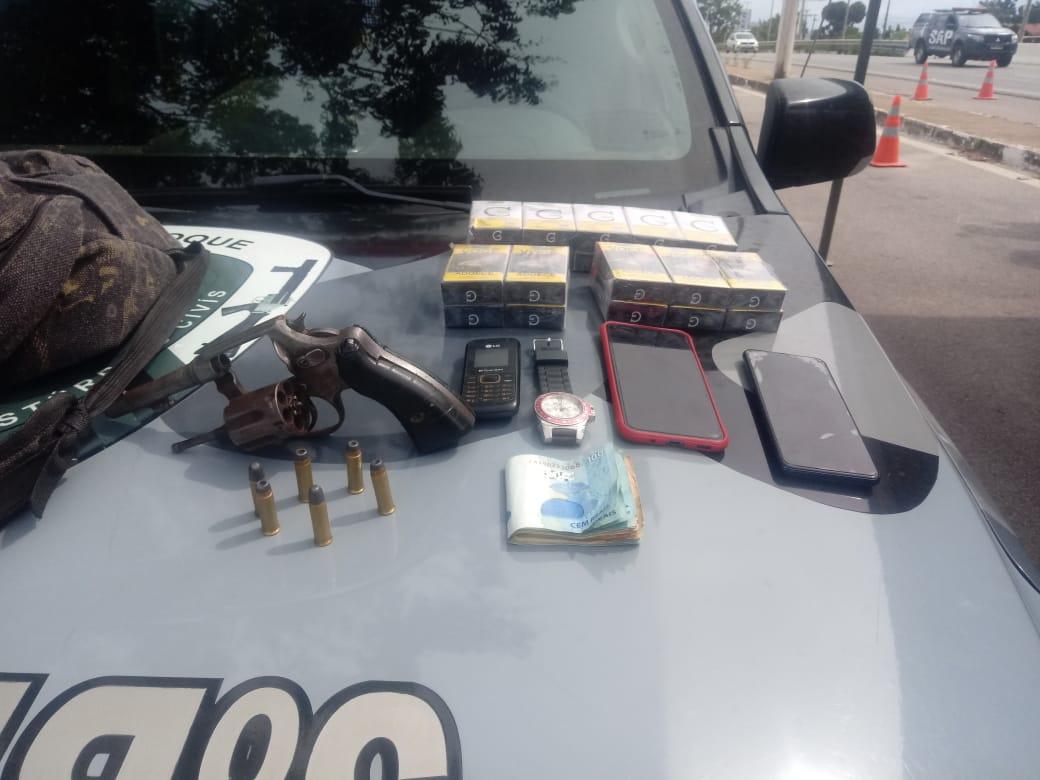 Objetos e dinheiro apreendidos em barreira sanitária de Fortaleza