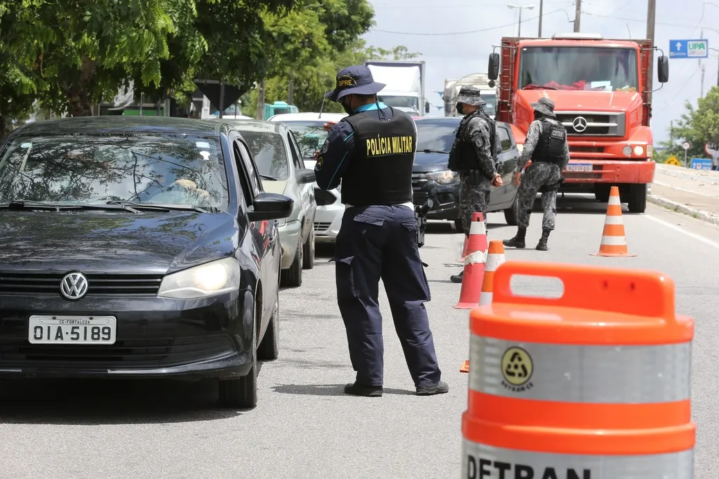 Agentes de segurança realizam fiscalização na entrada do município de Maracanaú
