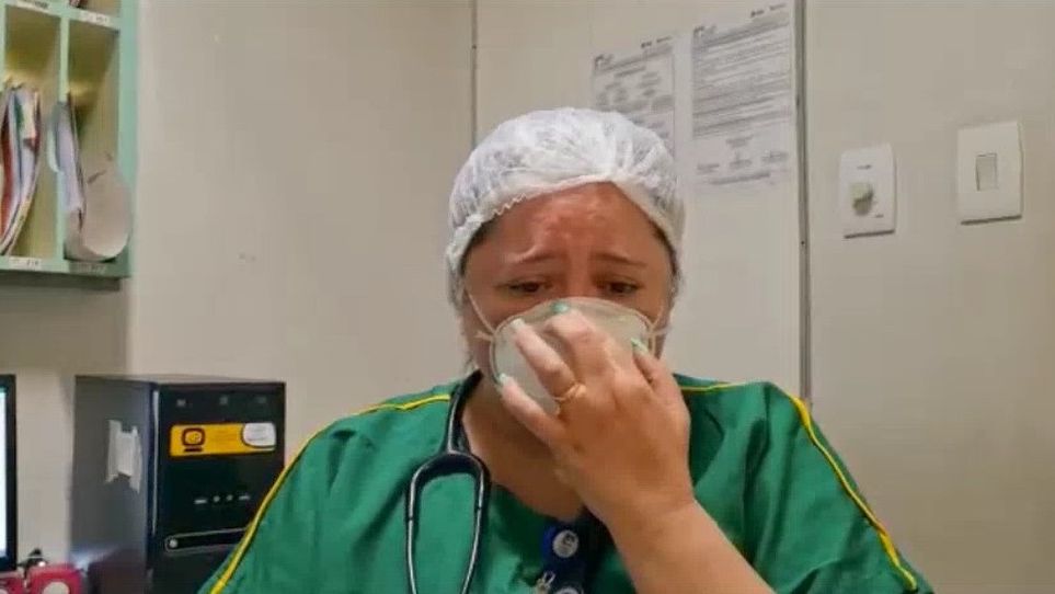 Médica chora ao pedir respeito ao isolamento social: 'Não seja o paciente pedindo para não morrer'