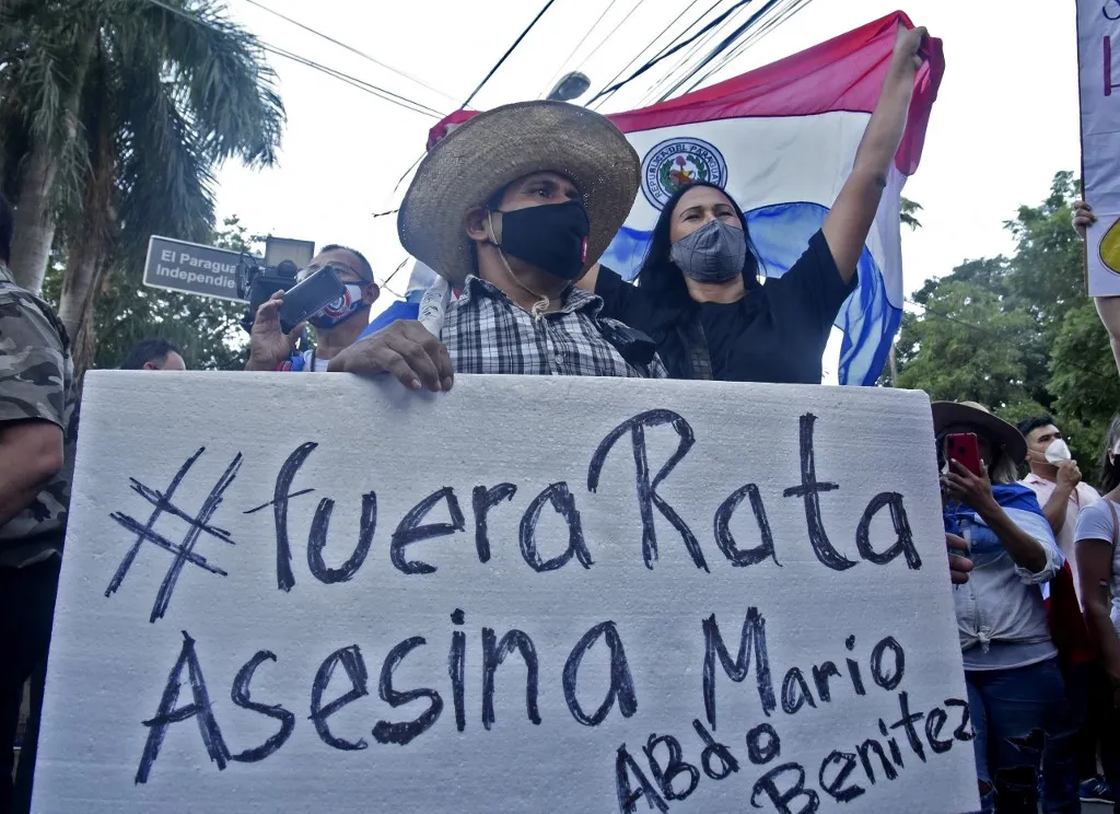 Manifestante pede renuncia de Mario Abdo Benítez, presidente do Paraguai