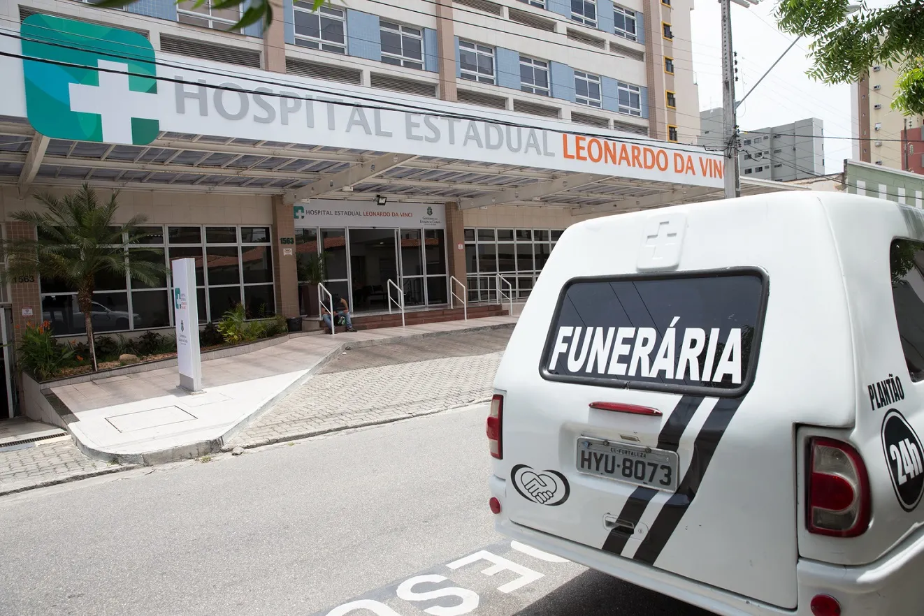Movimentação de carros funerários no Hospital Leonardo da Vinci, referência no tratamento à doença, já em março de 2021.