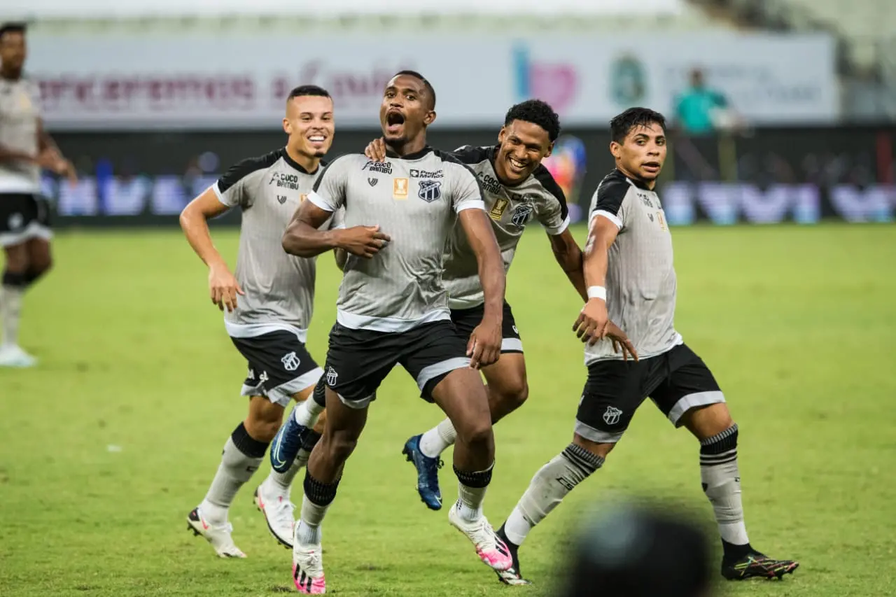 Saulo comemora gol marcado sendo abraçado por Rick, Jacaré e Kelvyn