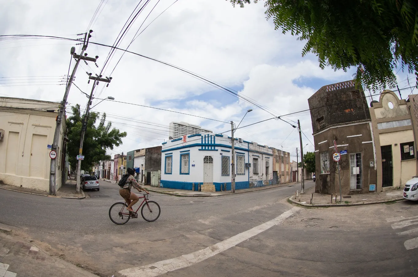 Ruas do bairro ostentam prédios nas mais diversas condições: dos precários aos restaurados.