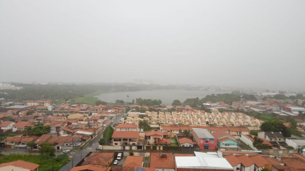 Chove desde o início da manhã em Fortaleza