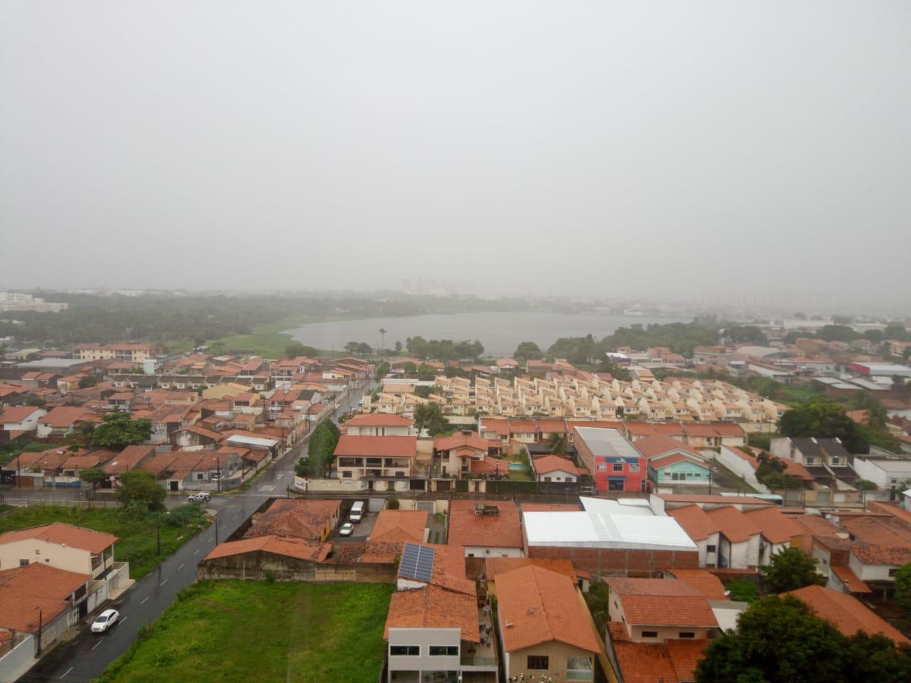 Chove desde o início da manhã em Fortaleza