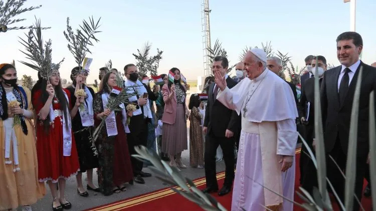 Papa Francisco sendo recebido no aeroporto de Erbil