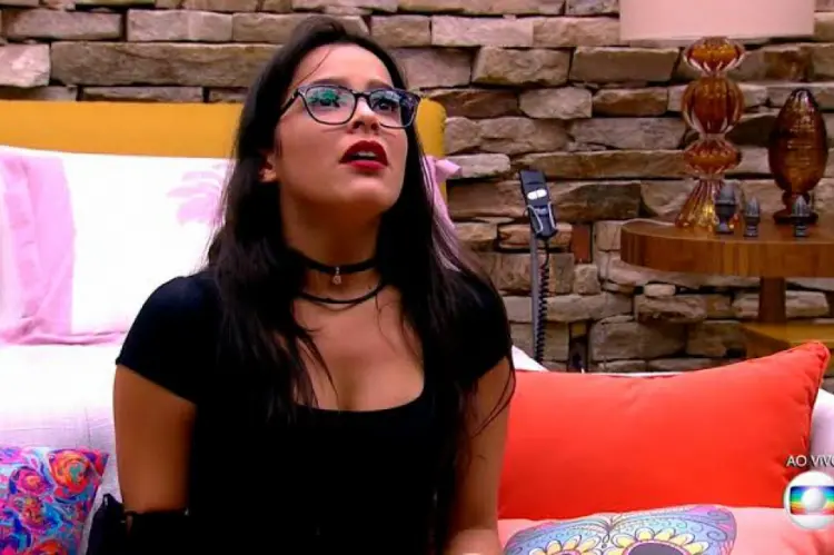 Emilly no paredão falso