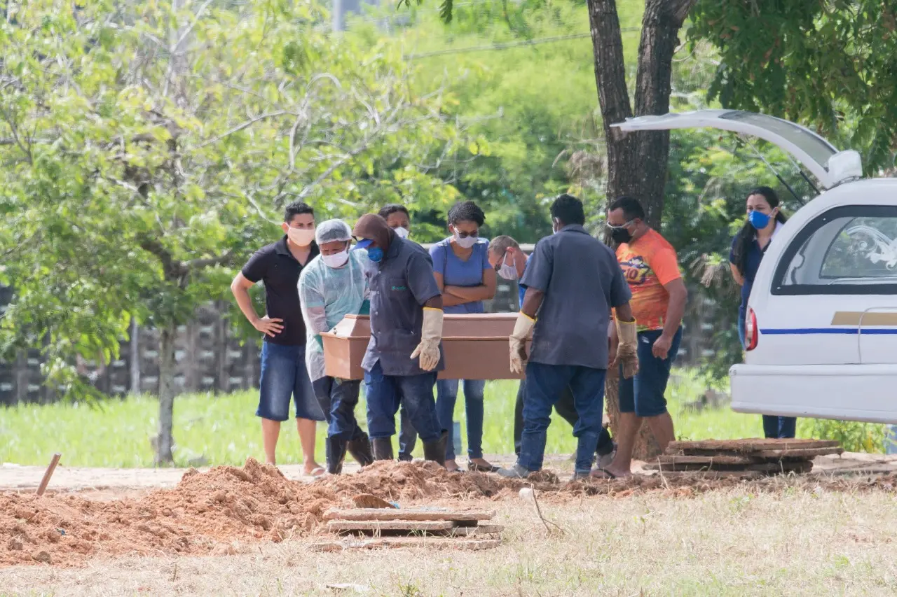 Com alta de casos e, principalmente, de óbitos, comunidade cobra estratégias de enfrentamento à Covid-19 específicas para as periferias de Fortaleza.
