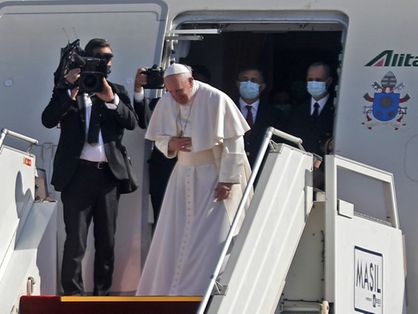 Papa Francisco deixa Iraque em avião