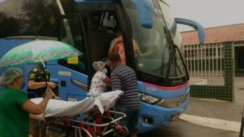 Mulher dá à luz a gêmeos em ônibus e é levada pelo motorista ao hospital