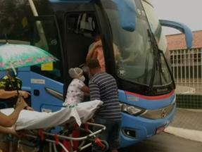 Mulher dá à luz a gêmeos em ônibus e é levada pelo motorista ao hospital