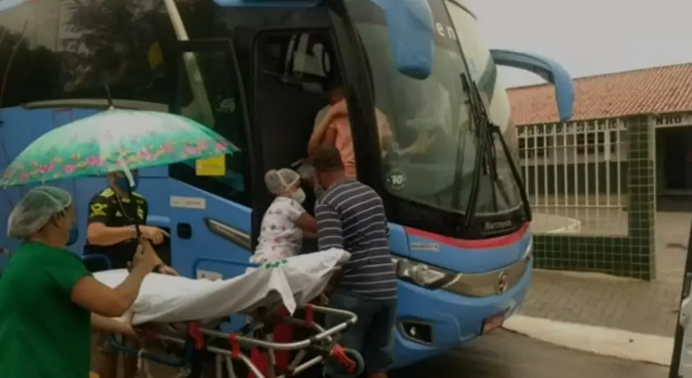 Mulher dá à luz a gêmeos em ônibus e é levada pelo motorista ao hospital