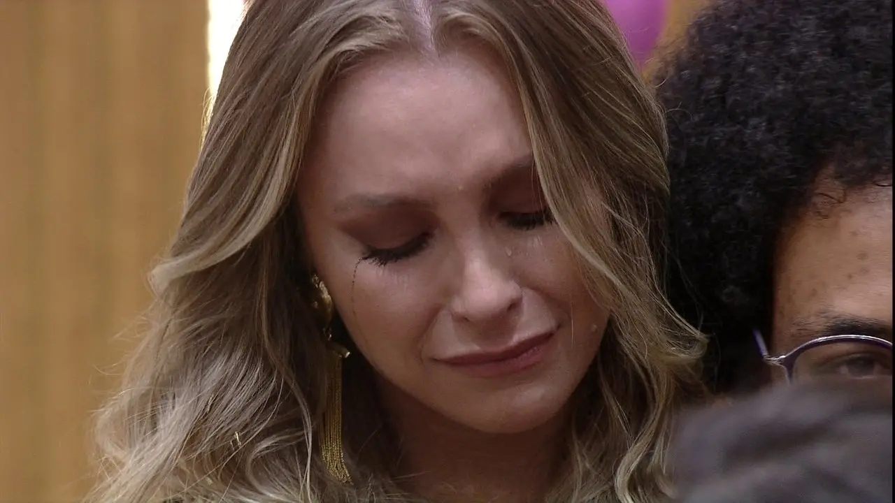 Carla chora após ser indicada ao paredão