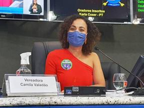 Camila aparece no plenário