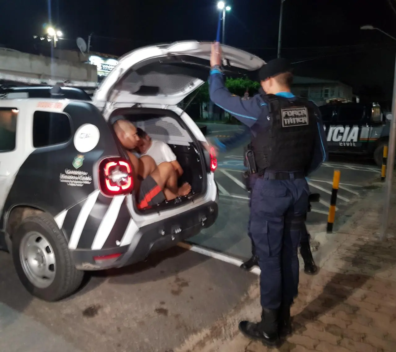 Suspeitos de assaltar policial militar na viatura da PM