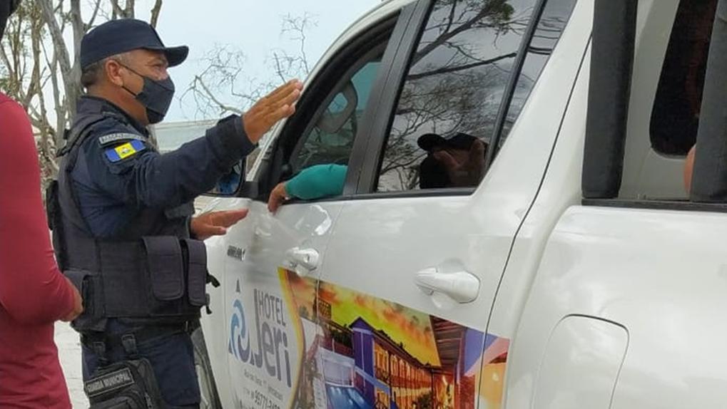 Agente da Guarda Municipal de Camocim orienta turista em barreira sanitária implantada na fronteira da cidade
