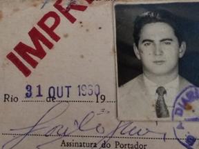 José Nogueira e sua carteira de identificação como repórter do Diário da Noite