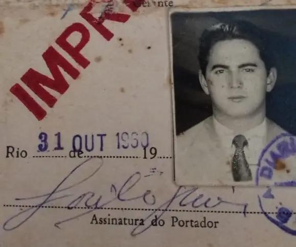 José Nogueira e sua carteira de identificação como repórter do Diário da Noite