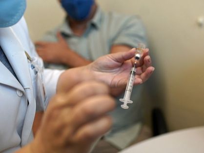 Enfermeira segura vacina em cadastro das vacinas no Ceará