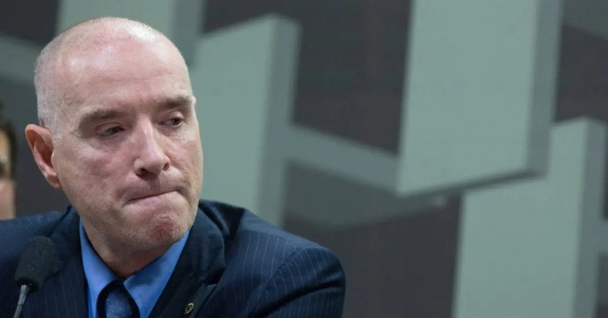 Eike aparece cerrando os lábios