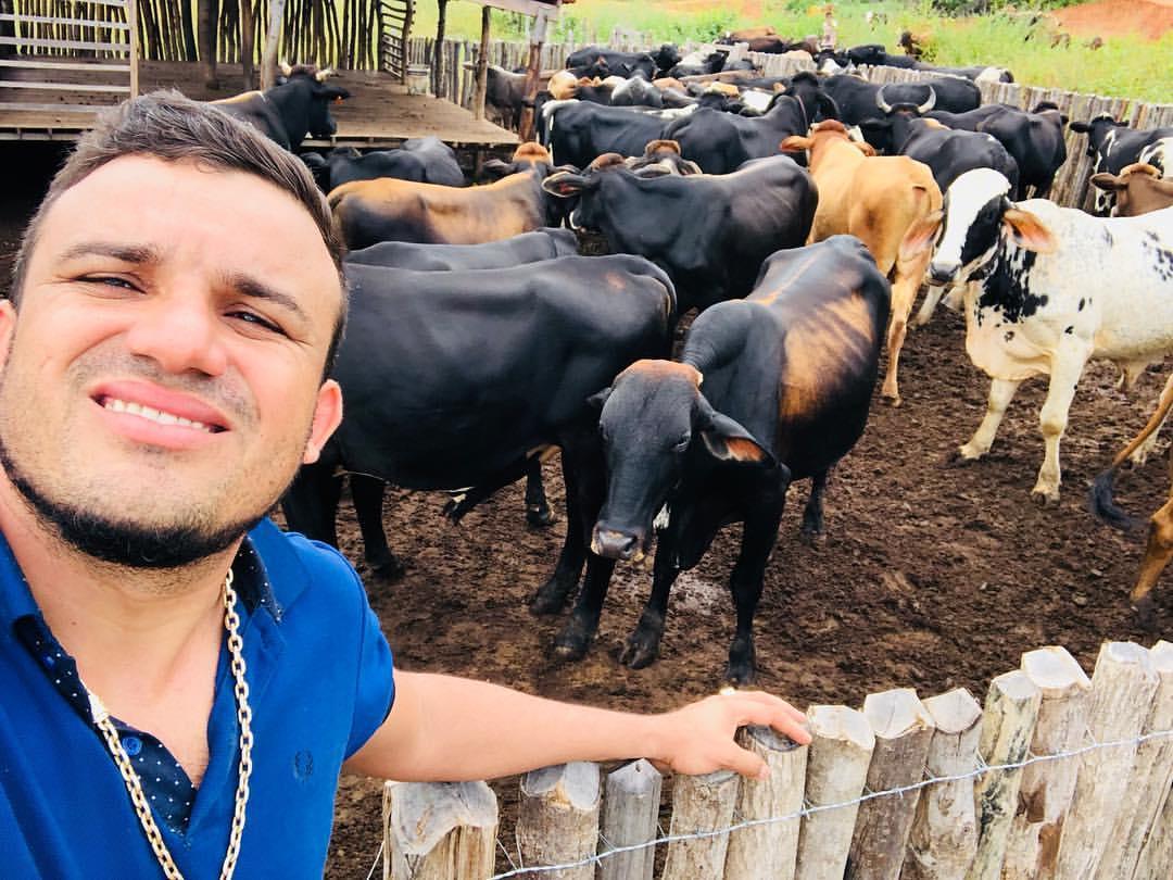 Junior Vianna ao lado de gado na fazenda Vianna