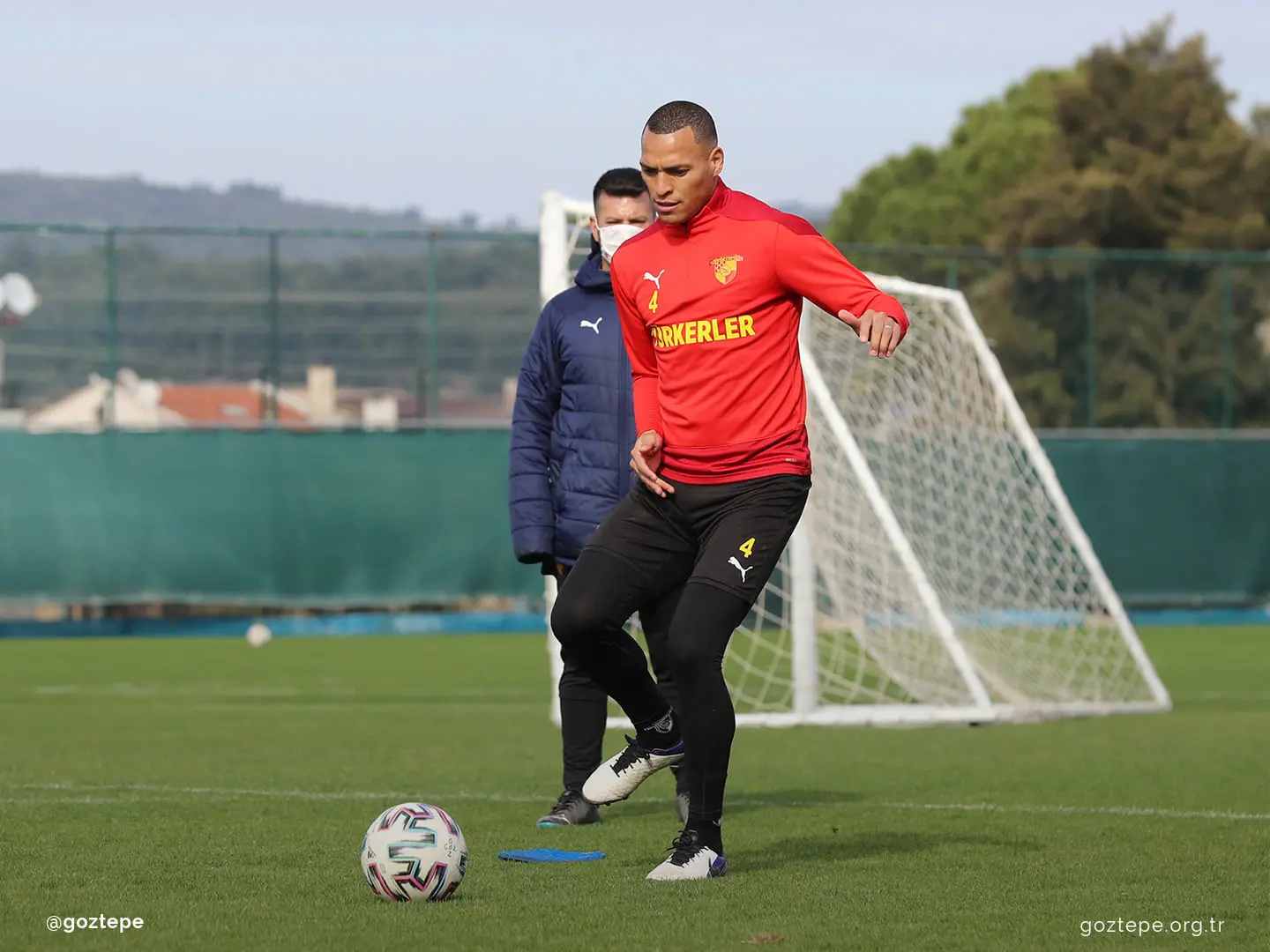 Titi é titular do Göztepe, clube da primeira divisão da Turquia