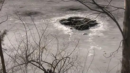 Salmon Falls River congelado durante inverno de 2021 nos Estados Unidos