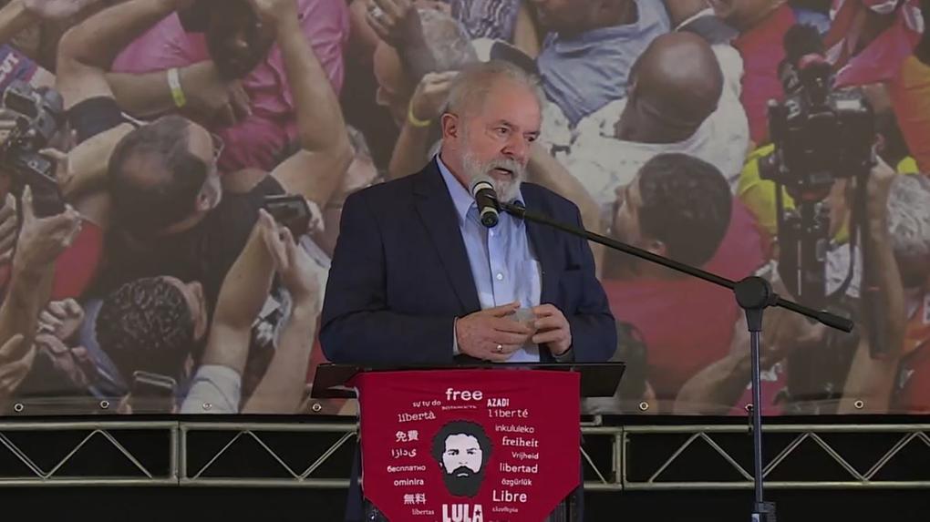 Lula falando em palanque