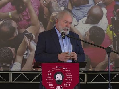 Lula falando em palanque