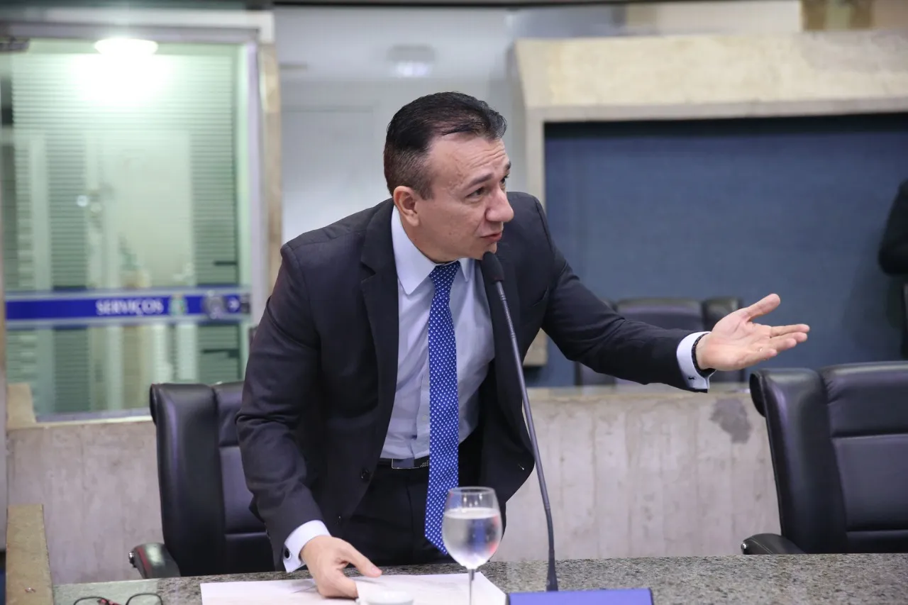 O deputado David Durand (Republicanos), compõe a bancada religiosa da Assembleia, e é autor de projeto de lei que determina as igrejas atividades essenciais