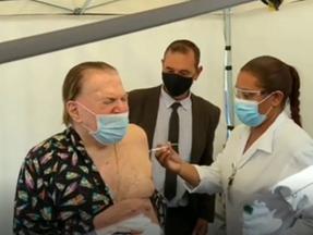 Silvio Santos recebe segunda dose da vacina contra a Covid-19