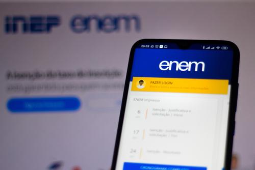 Nesta ilustração de foto, o logotipo do Exame Nacional do Ensino Médio (ENEM 2020) é exibido em um smartphone