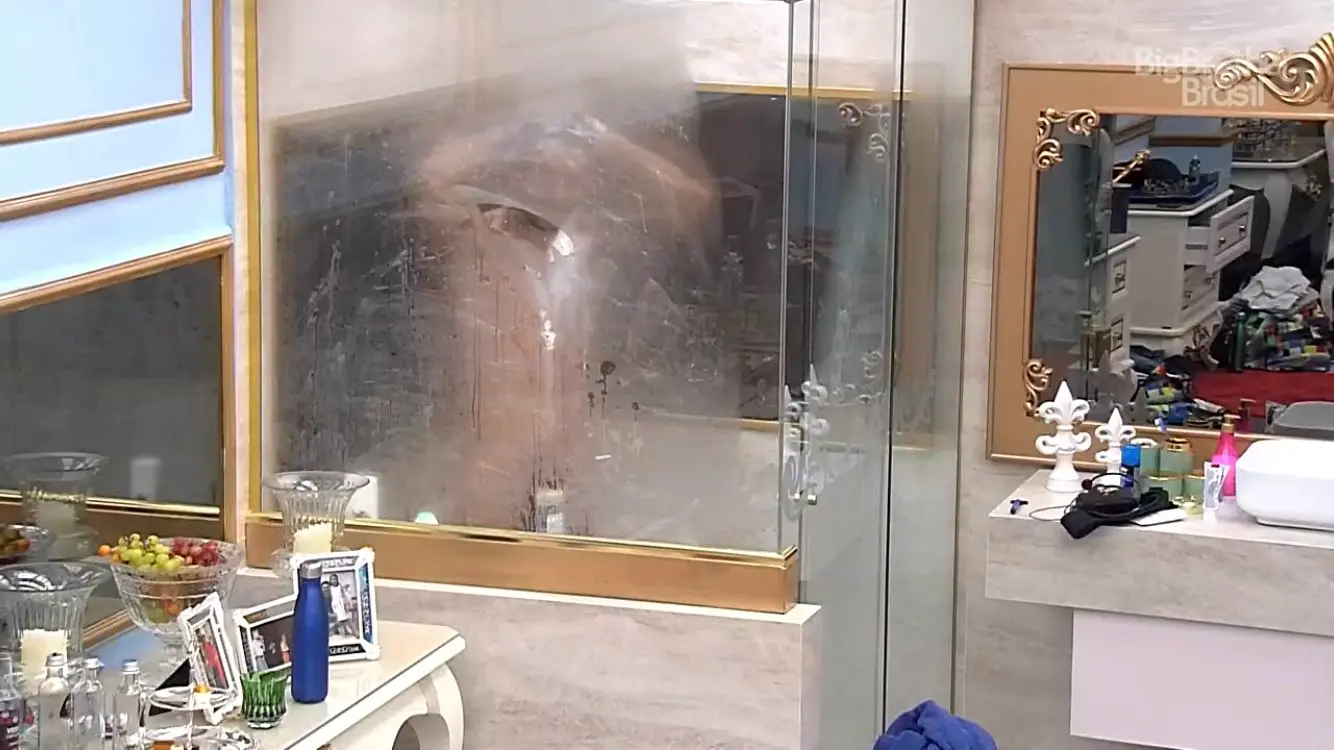 Rodolffo tomando banho pelado no BBB 21