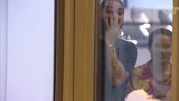 Gil e Juliette observando Rodolffo no banho