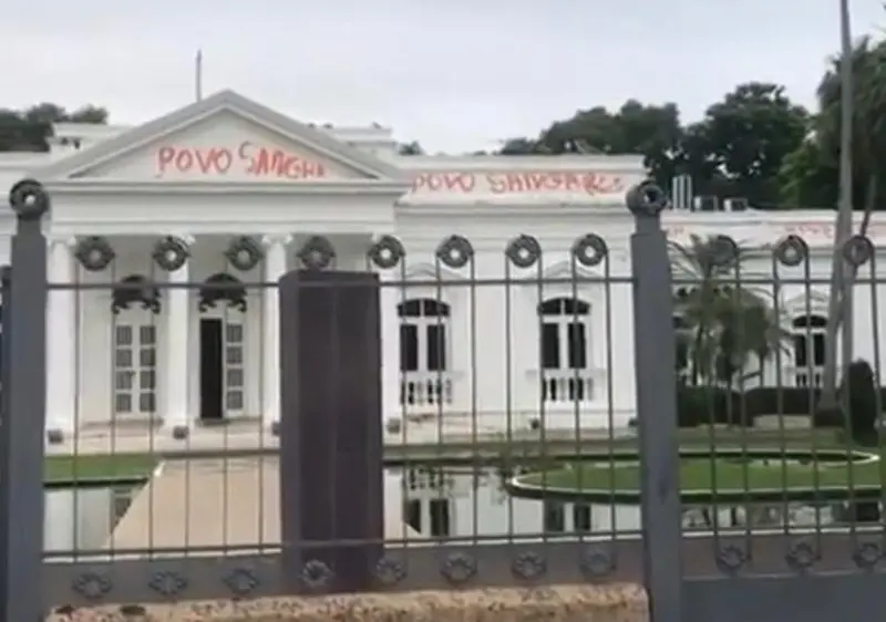 Imagem da notícia Sede do governo do Piauí, Palácio de Karnak é pichado em Teresina com o termo 'povo sangra'