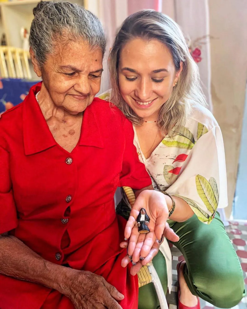 Dona Maria de Lourdes e Elane Lavor contemplam uma peça de barro