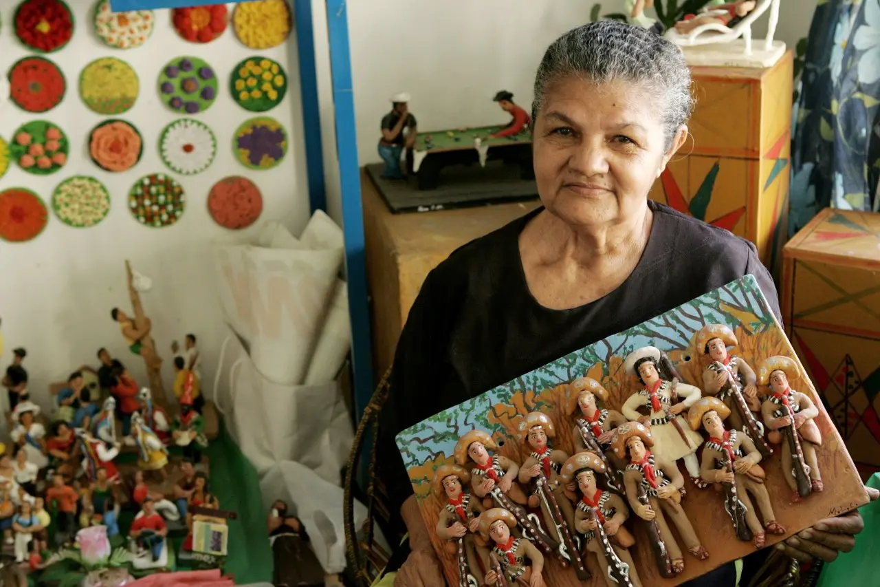 Maria de Lourdes Candido exibe um de seus temas: a representação de cangaceiros nordestinos