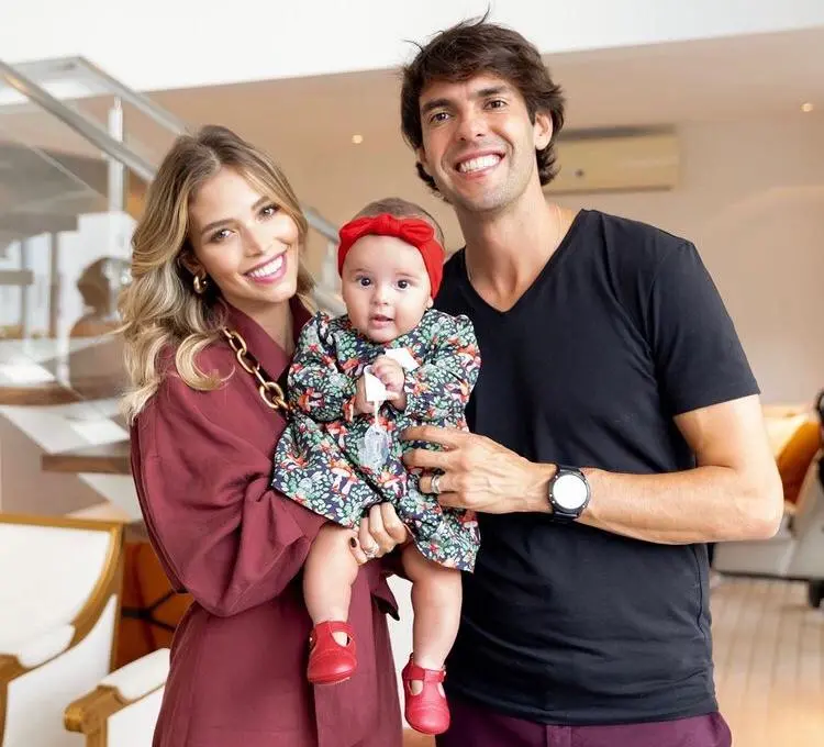 Carol e Kaká segurando Esther