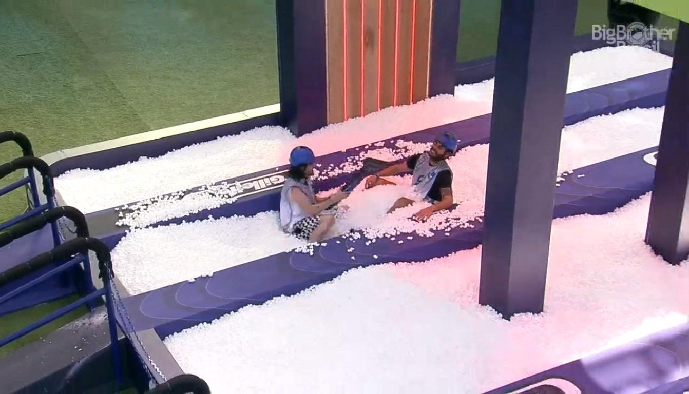 Fiuk e Rodolffo comemorando vitória em prova do líder