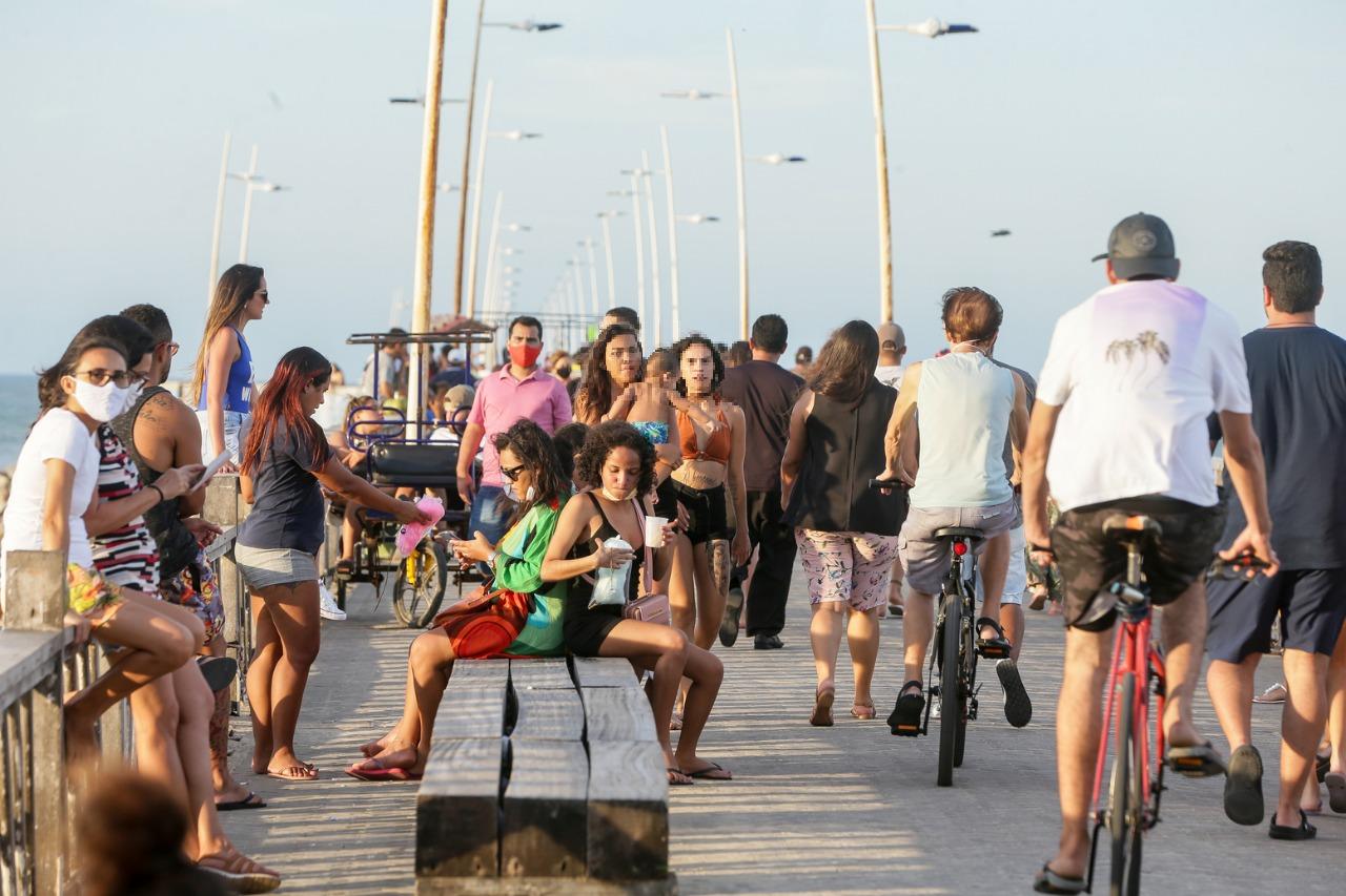 Aglomeração no Espigão da Praia de Iracema, em Fortaleza