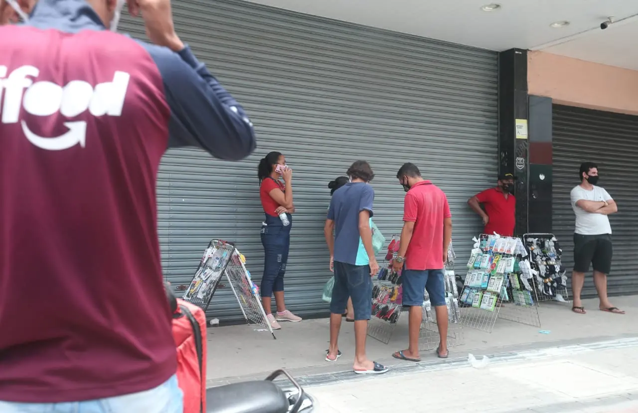 Mesmo em lockdown, atividades comerciais foram observadas em Caucaia nesta sexta-feira (12). Fotos: Fabiane de Paula