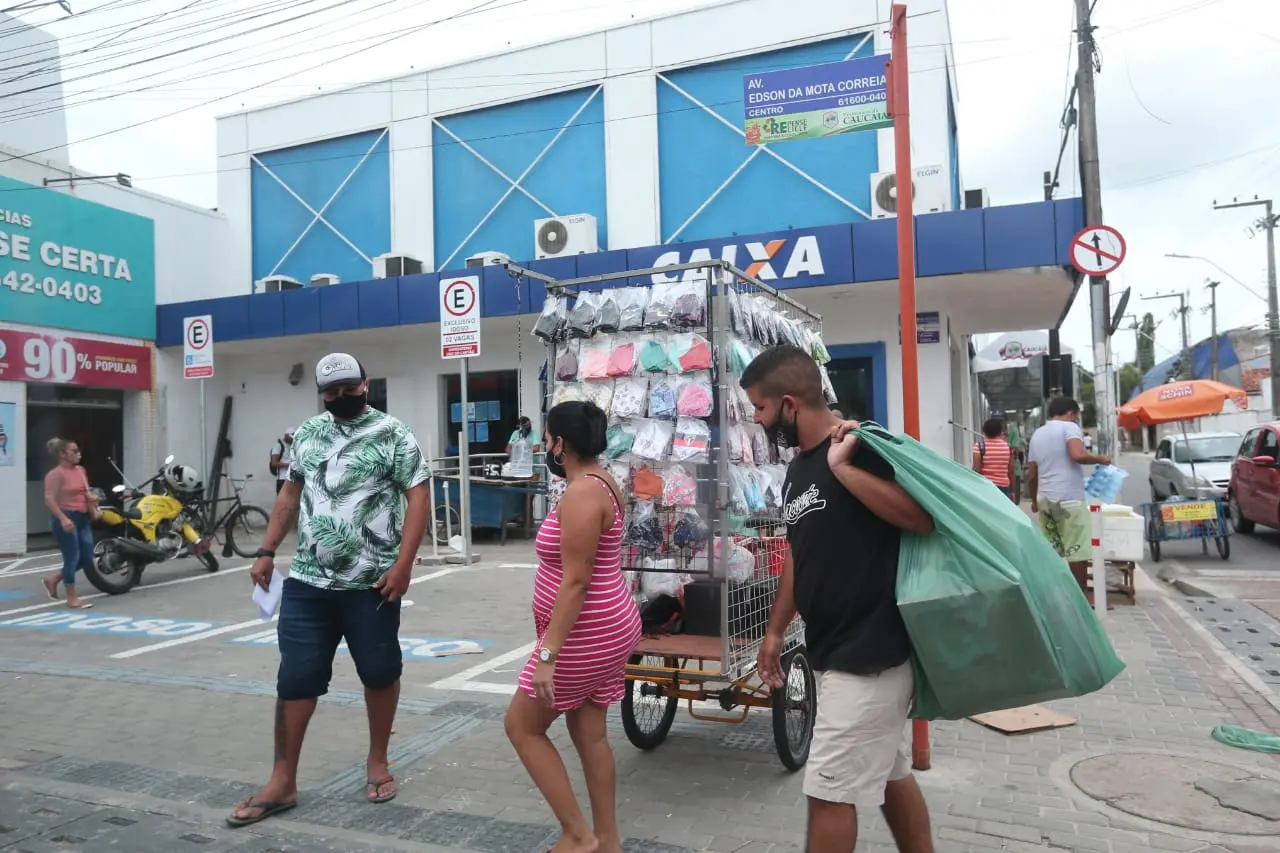 Mesmo em lockdown, atividades comerciais foram observadas em Caucaia nesta sexta-feira (12). Fotos: Fabiane de Paula