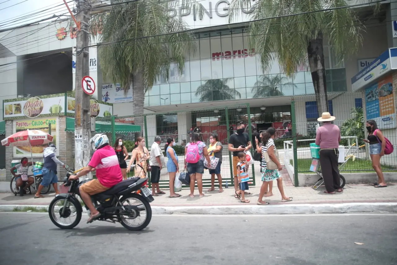 Foram registradas intensa movimentação de pessoas e até mesmo aglomerações em alguns pontos do município. Fotos: Fabiane de Paula