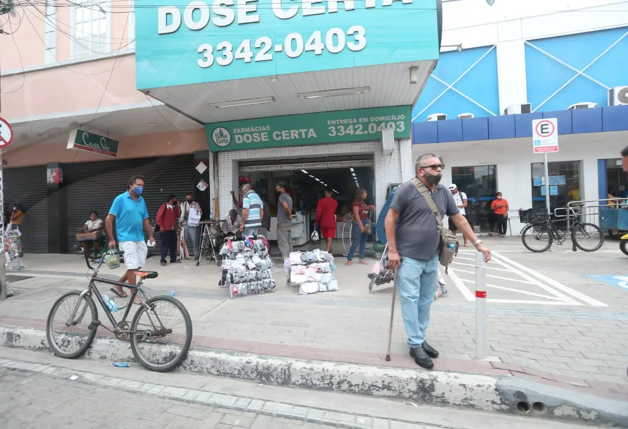 Foram registradas intensa movimentação de pessoas e até mesmo aglomerações em alguns pontos do município. Fotos: Fabiane de Paula