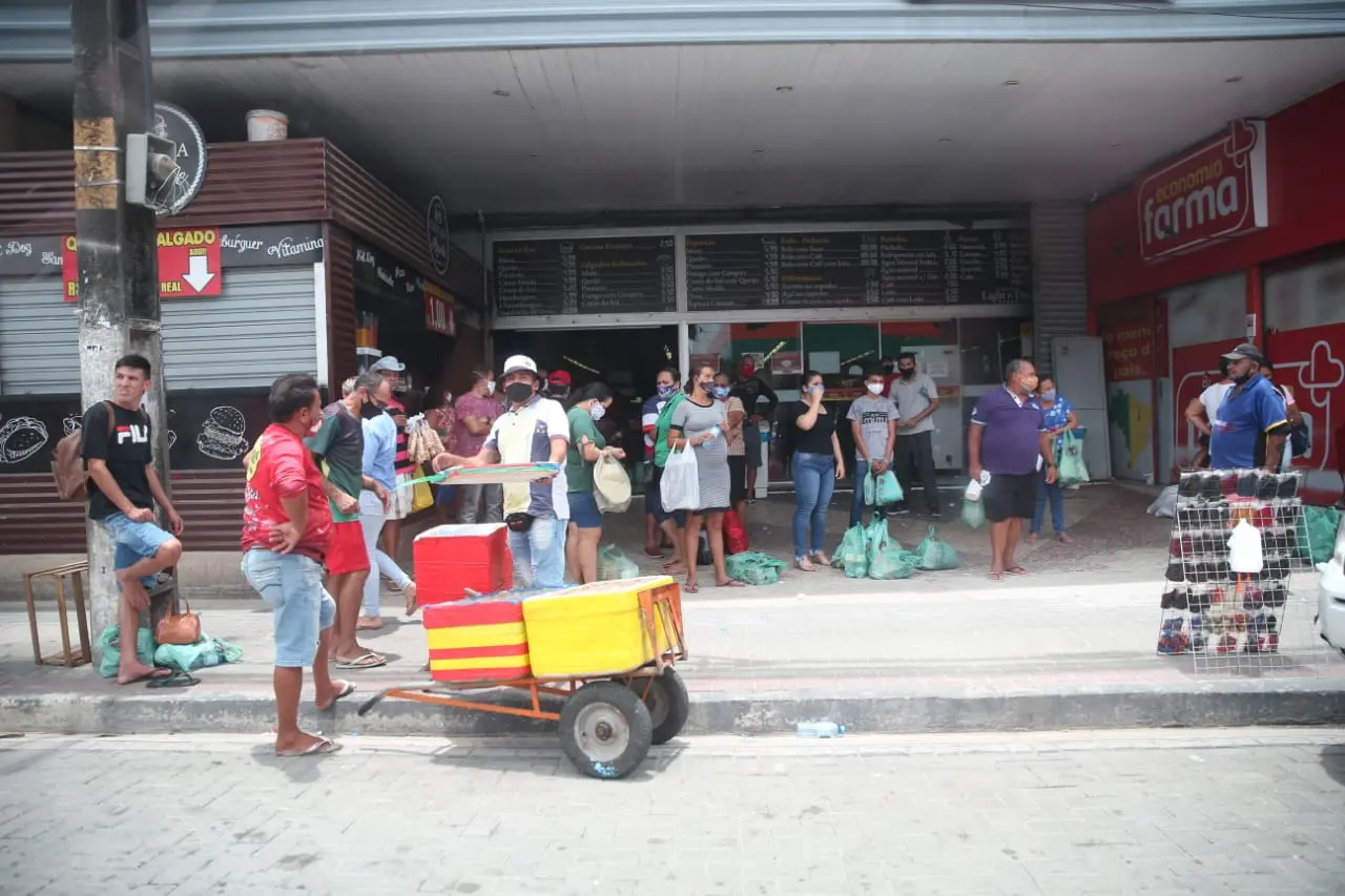 Foram registradas intensa movimentação de pessoas e até mesmo aglomerações em alguns pontos do município. Fotos: Fabiane de Paula