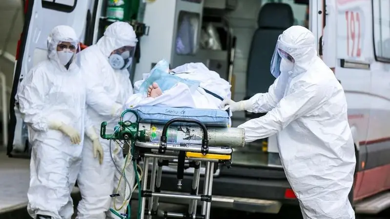 Paramédicos levam paciente com Covid-19 a hospital