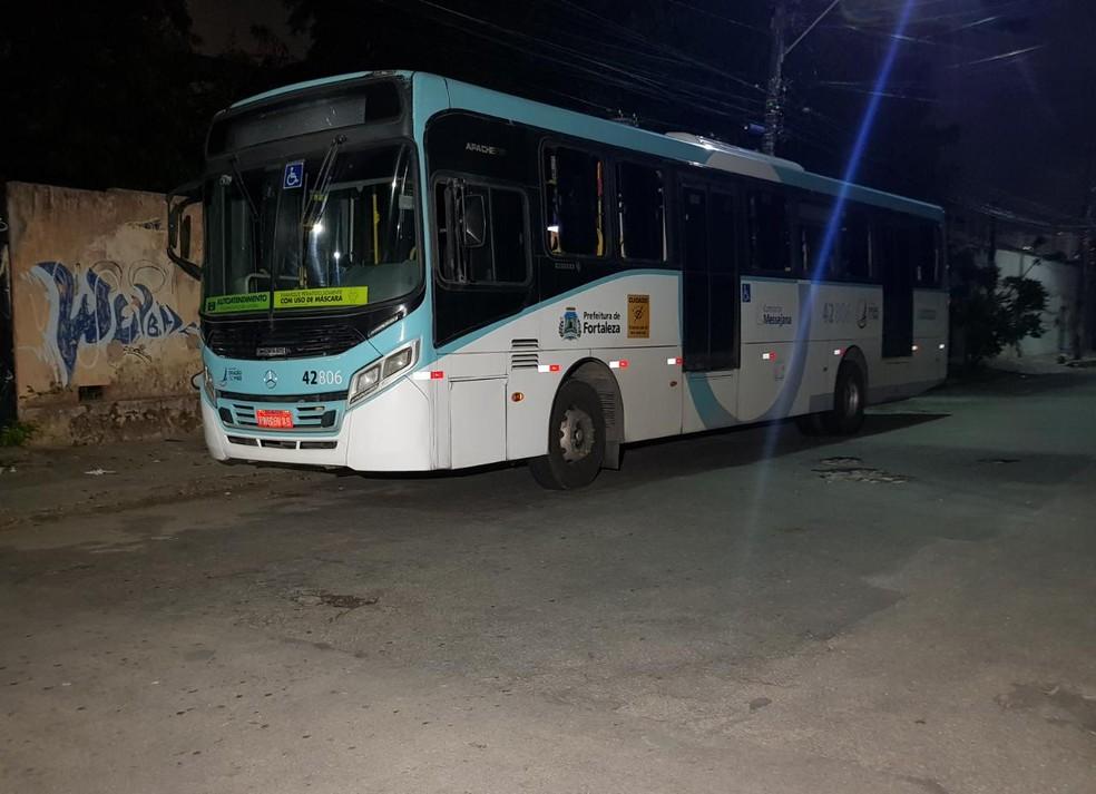 Passageiro é baleado ao reagir a assalto dentro de ônibus na Aerolândia; três são presos