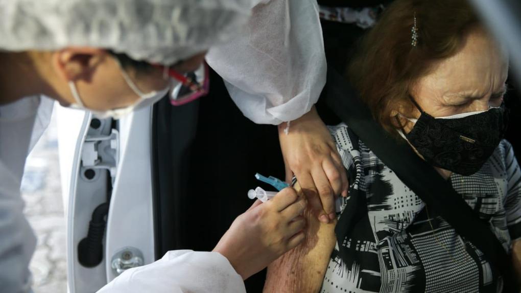 Esta é uma imagem de um pessoa recebendo vacina contra a covid-19